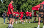 Lukas Podolski bez koszulki