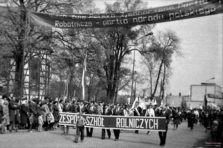 Hasła propagandowe PRL - czy dasz radę je dokończyć w quizie?