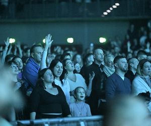 Tysiące osób uczestniczyło w spektaklu Uniesieni. Były wspólne śpiewy i modlitwa