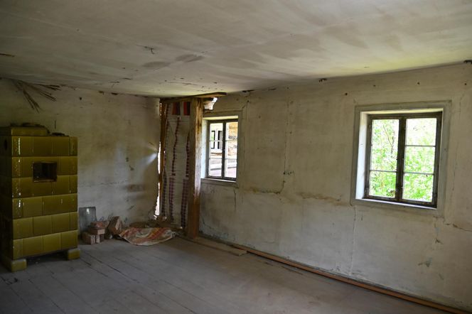Zabytkowy dom kowala z kuźnią przechodzi remont - prace prowadzi Witold Podsiadło, spec nad spece w dziedzinie tradycyjnego budownictwa Dolnego Śląska.