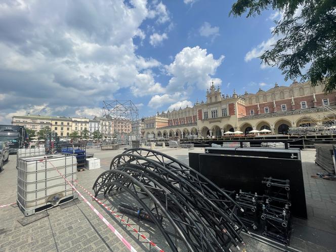 Kontrowersyjna budowa na Rynku Głównym w Krakowie. Mieszkańcy podzieleni