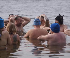 Bydgoskie Morsy wskoczyły do jeziora w Pieckach! 