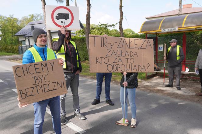 Protest mieszkańców Załęża. Nie chcą tirów na drodze do magazynu Stokrotki