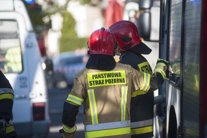 Pożar na ul. Strzałkowskiej w Szczecinie. Strażacy wynieśli mężczyznę z płonącego mieszkania
