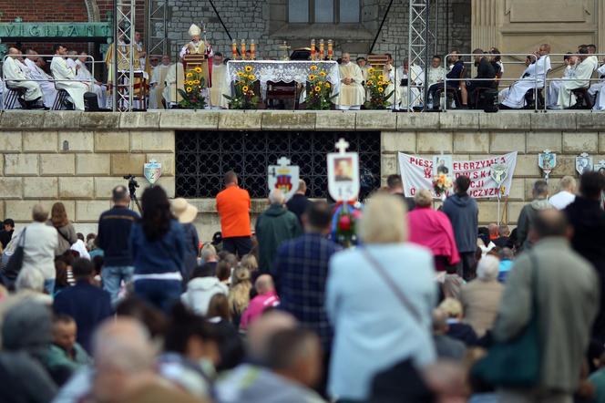 Pielgrzyma na Jasną Górę ruszyła z Krakowa. Tłumy uczestników zmierzają do Częstochowy