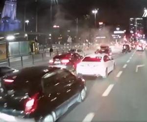 Mercedes płonął przy Dworcu Centralnym. Na ratunek ruszył kierowca autobusu