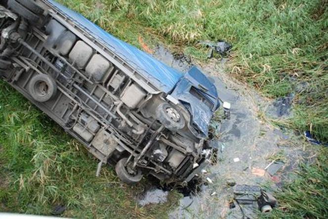 Ciężarówka spadła z mostu do rzeki 