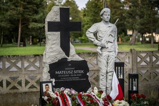 Kamienna rzeźba na grobie sp. sierzanta Mateusza Sitka