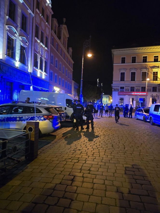 Wrocław. Burdy kibiców na Starym Rynku. Interweniowała policja [ZDJĘCIA].