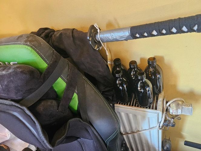 Szarlatan z Pruszkowa żerował na chorych. "Leczył" na wszystko, a leki robił w słoiku!