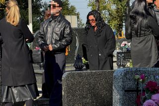 Zapłakana Edzia z nad grobem Dżejka. Kaźmierska nie weszła jej w drogę