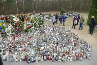Fani pielgrzymują do grobu Krzysztofa Krawczyka