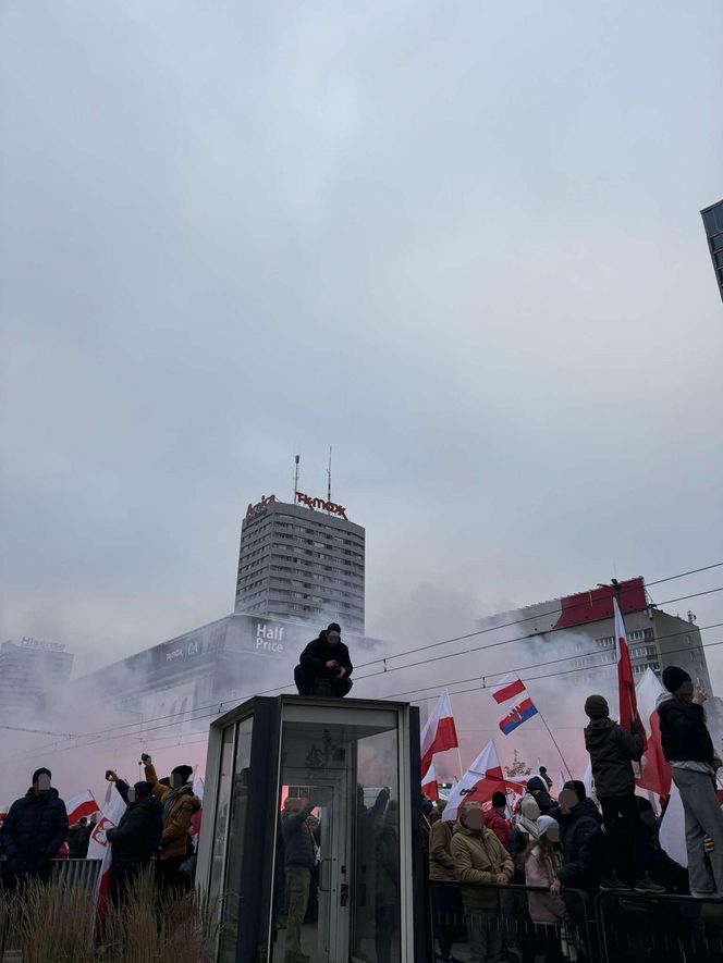 Uczestnicy Marszu Niepodległości weszli na przystanek autobusowy