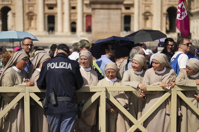 Snajperzy na dachach w Watykanie. "Nadzwyczajne środki"