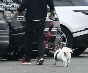 Jan Kliment z żoną i synem wyjeżdżają ze ślubu Kasi Cichepek-Kurzajewskiej