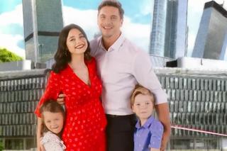 Czołówka M jak miłość 2022 od 1625 odcinka. Marcin (Mikołaj Roznerski), Iza (Adriana Kalska), Szymek (Staś Szczypiński), Maja (Laura Jankowska)