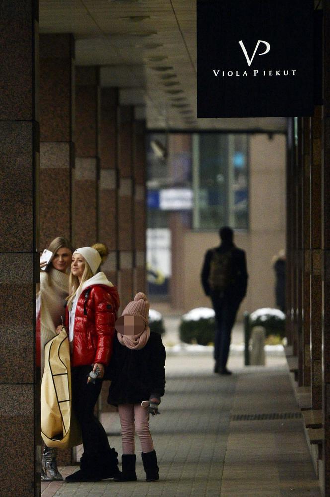 Basia Kurdej-Szatan z córką odbierają sylwestrową kreację u Violi Piekut. 