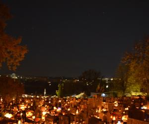 Dzień Zaduszny na starachowickich cmentarzach. Wyglądają wyjątkowo