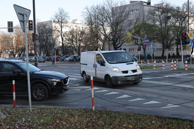 Skrzyżowanie grozy na Bielanach. Codziennie dochodzi tu do niebezpiecznych sytuacji