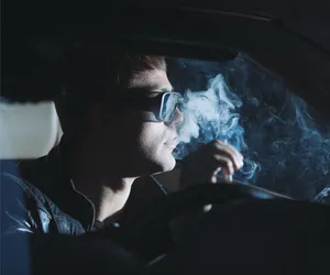 Zakaz palenia podczas jazdy samochodem. Rząd chce zmian