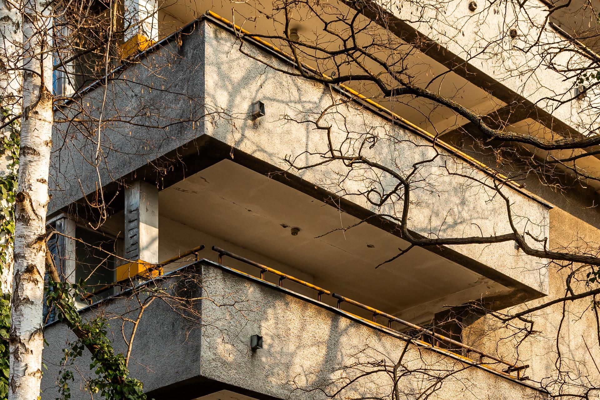 Szpiegowo, blok na Sobieskiego 100 w Warszawie