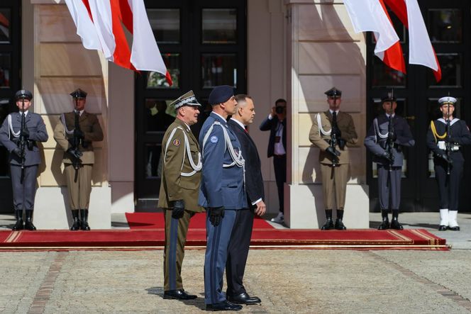 Uroczyste wejście Pary Prezydenckiej do Pałacu Prezydenckiego. Przemarsz ulicami Warszawy