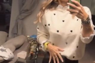 Doda w grzecznym sweterku. Oto jaki prezent dostała od mamy 