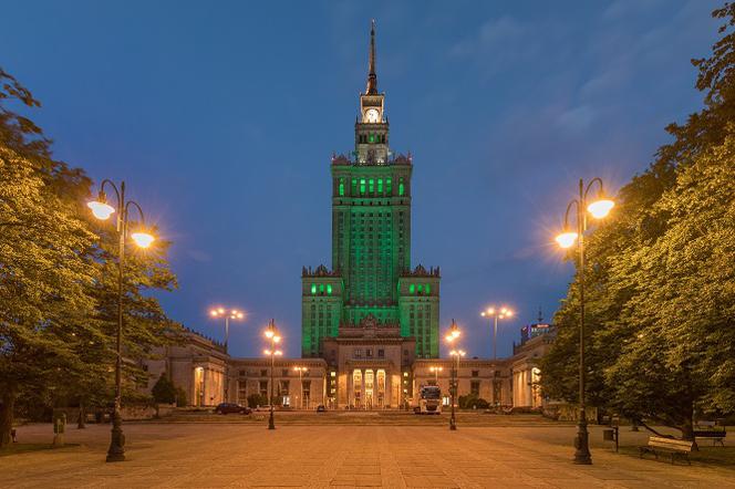 Budynki podświetlone na zielono w całej Polsce. Co to za akcja? 