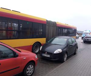 Wypadek na Białołęce. Autobus miejski skasował cztery samochody! Do szpitala trafiło 7-letnie dziecko