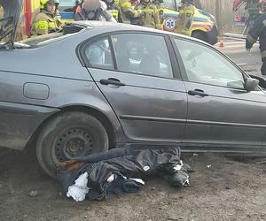 Tragedia w Tomicach. Jechali bez pasów, betonowy słup pękł jak zapałka. Są zarzuty dla młodego kierowcy