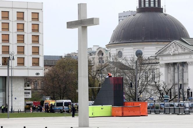 Pomnik smoleński oblany sztuczną krwią
