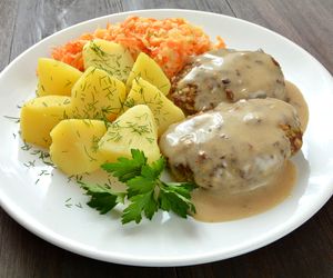 Kotlety mielone w sosie pieczarkowym: przepis na obiad, który wszystkim smakuje