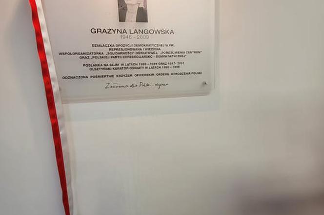 Tablica upamiętniająca Grażynę Langowską w UW w Olsztynie.