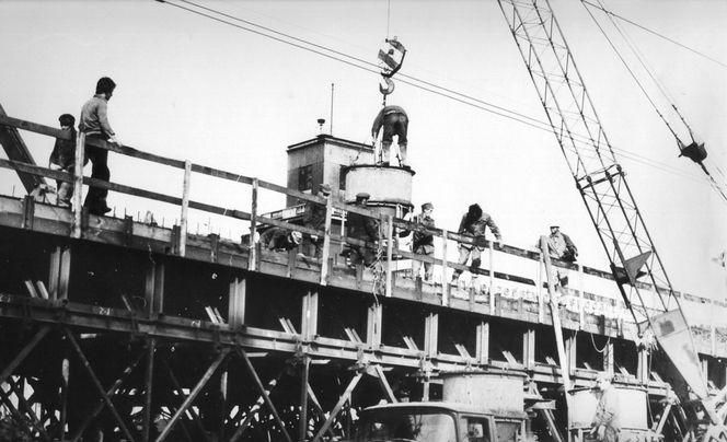 Kiedyś usprawniła ruch, dziś stwarza realne zagrożenie. Historia budowy estakady w Chorzowie