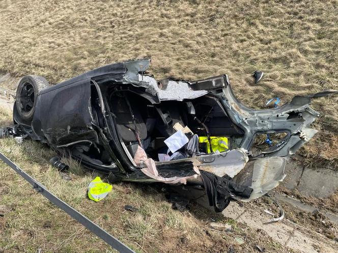 Przerażający wypadek na autostradzie A1. Samochód dosłownie rozpadł się na pół [ZDJĘCIA]