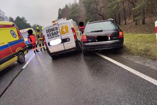 Wypadek na DK 25 pod Bydgoszczą. Cysterna wypadła z drogi i zatrzymała się na drzewie