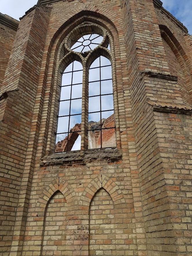 Zwiedziliśmy zabytkowe ruiny kościoła w Jałówce. Poznaj historię wyjątkowego miejsca [ZDJĘCIA]