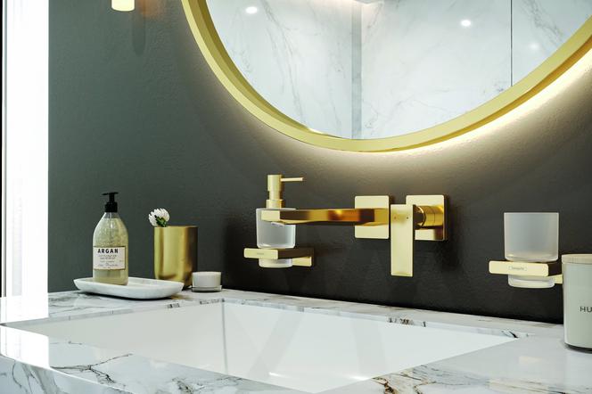 Łazienka ze złotymi akcesoriami i dodatkami – piękno geometrii