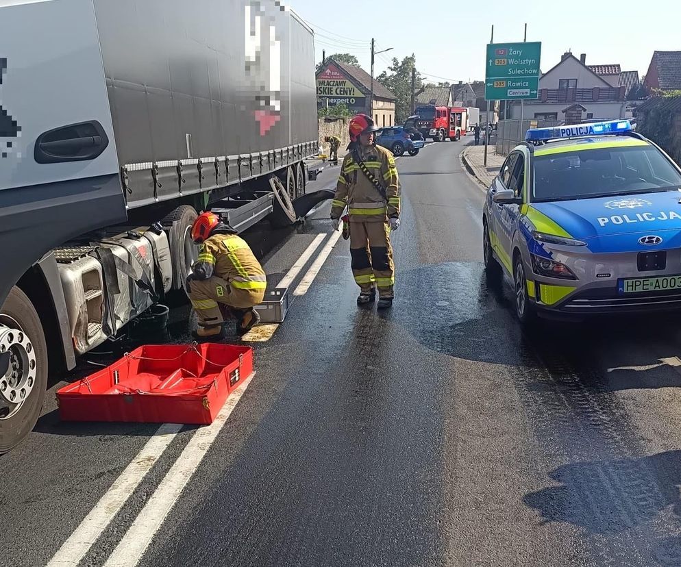 ​Wielki wyciek oleju na DK12 we Wschowie