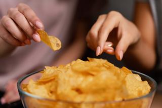 Domowe chipsy cebulowe. Są zdrowe i nie trzeba smażyć!