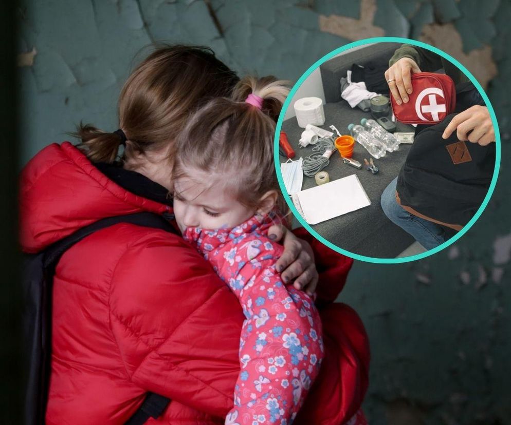 Matka w czerwonej kurtce tuli córkę w różowej bluzce, a w okręgu widoczne są przedmioty do spakowania na wypadek ewakuacji, w tym apteczka. Artykuł Poradnik Zdrowie podpowiada, co zabrać podczas ewakuacji Polaków na wypadek wojny lub klęski żywiołowej.