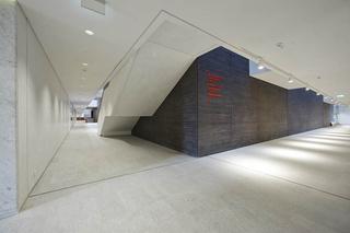 Jasny beton architektoniczny - korytarze NOSPR