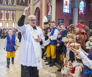 W Bytomiu poświęcono pokarmy w strojach ludowych. To tradycja na Rozbarku 