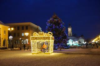 Piękna choinka na Rynku Kościuszki już w pełnej krasie. Tak prezentuje się po odpaleniu lampek