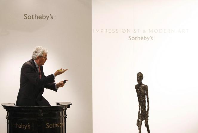 Rzeźba "Idący człowiek" sprzedana za prawie 300 mln zł