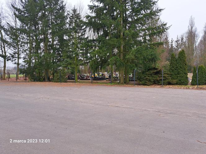 W Manieczkach złodzieje zdemontowali ogrodzenie cmentarza