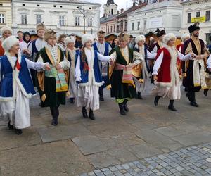 Maturzyści z Nowego Sącza zatańczyli poloneza na Ryku 