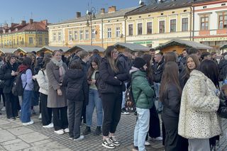 Maturzyści z Nowego Sącza zatańczyli poloneza na Rynku 