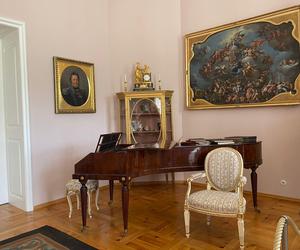 Pałac w Rogalinie zachwyca turystów. Znajduje się 20 kilometrów od Poznania 