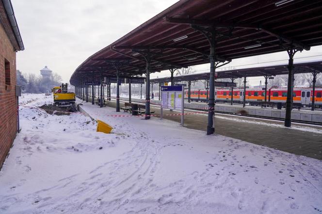 Opole, dworzec główny PKP. Trwają prace nad nowym peronem